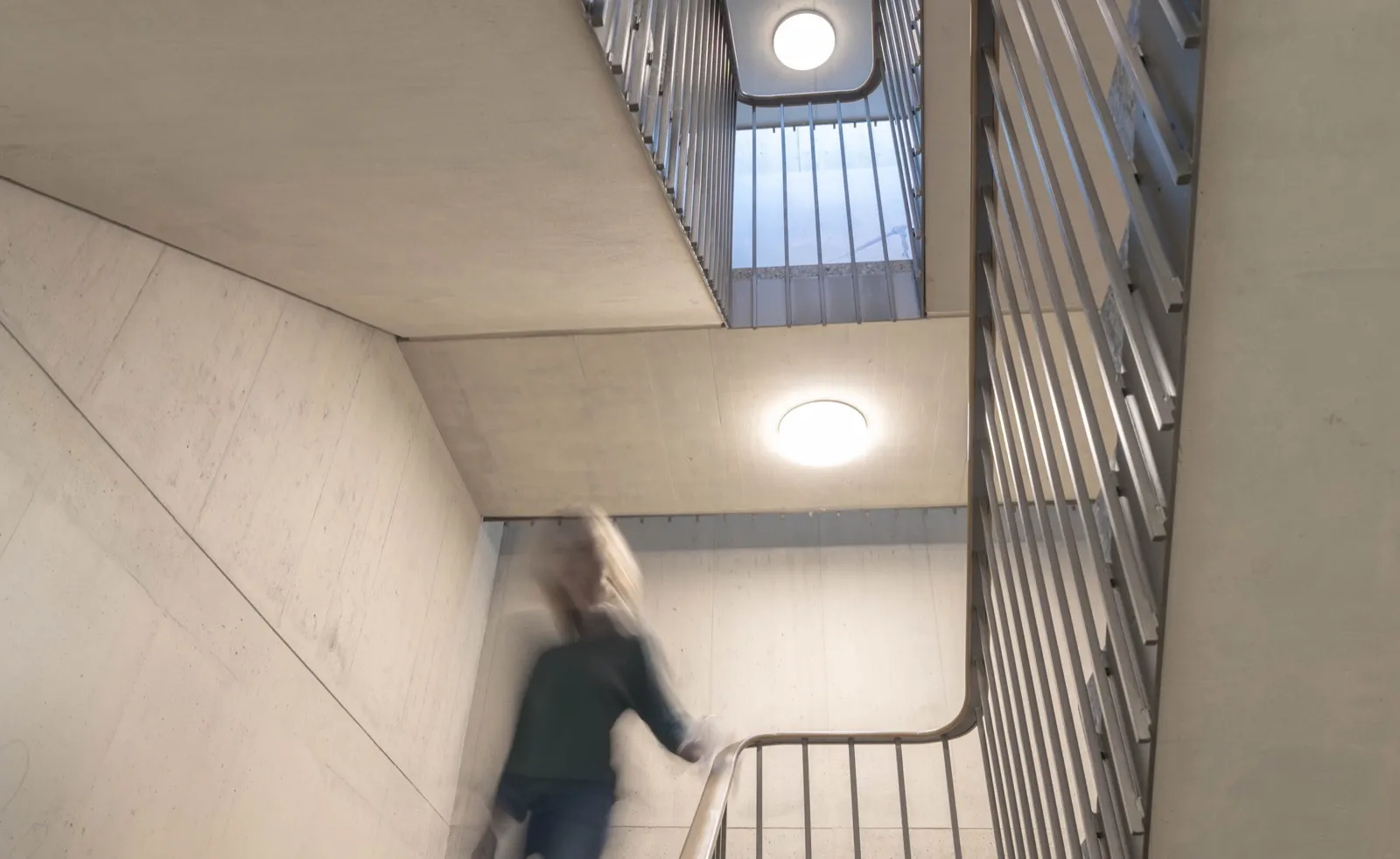 Treppenhaus mit Person und sensorgesteuerten Deckenleuchten, BG Schönau Zürich